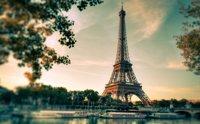 6897385-eiffel-tower-wallpaper